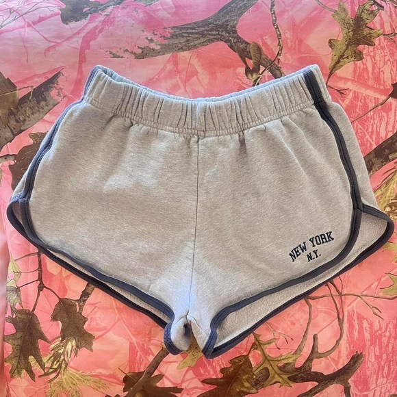 Brandy Melville Pants - brandy melville grey new york lounge shorts